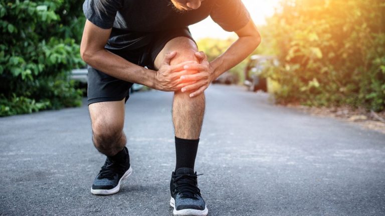 Dolor de rodilla al correr: causas comunes y cómo tratarlo sin dejar de entrenar