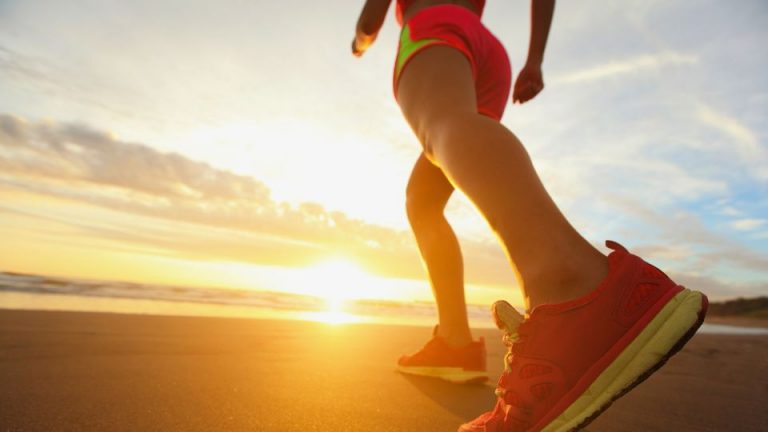 Fascitis plantar al correr: causas, señales y cómo tratarla sin dejar de entrenar