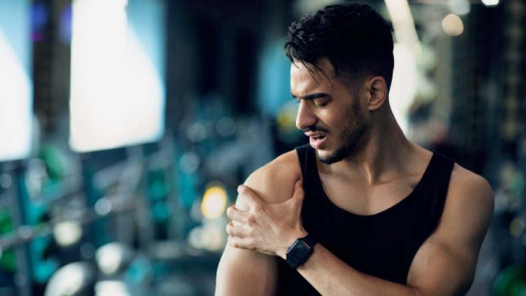 Dolor de hombro al entrenar: por qué aparece y cómo recuperarte sin perder estabilidad