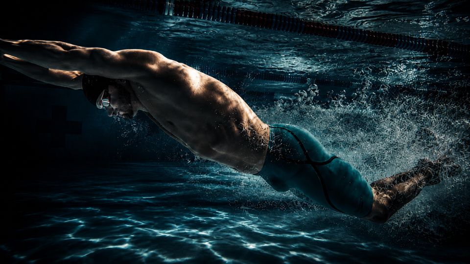 ¿Por qué es tan frecuente el dolor de hombro en natación?